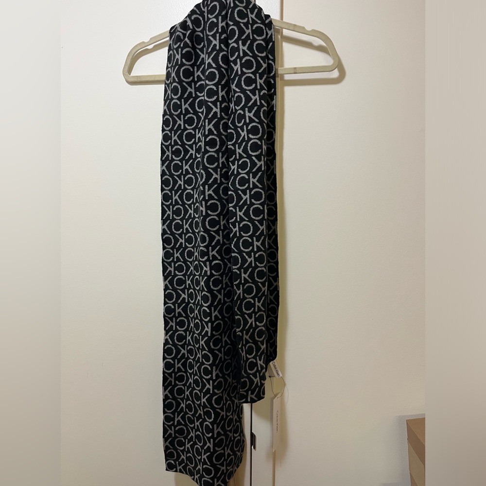 Repost : Calvin Klein NWT winter scarf/wrap